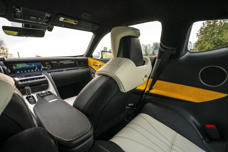Интерьер Lexus LC500 Inspiration Series (Flare Yellow) 2019 года  (NA) (фото 29 из 40)
